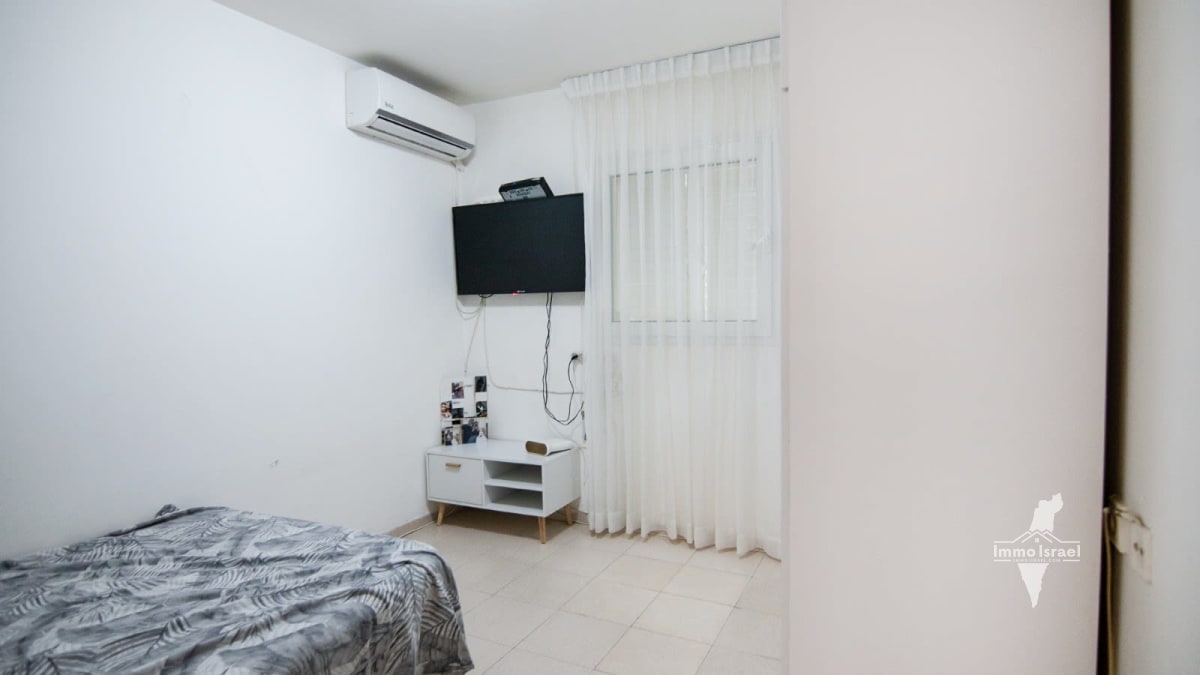 Продается квартира с 3 комнатами в Неве Зеев, Беэр Шева