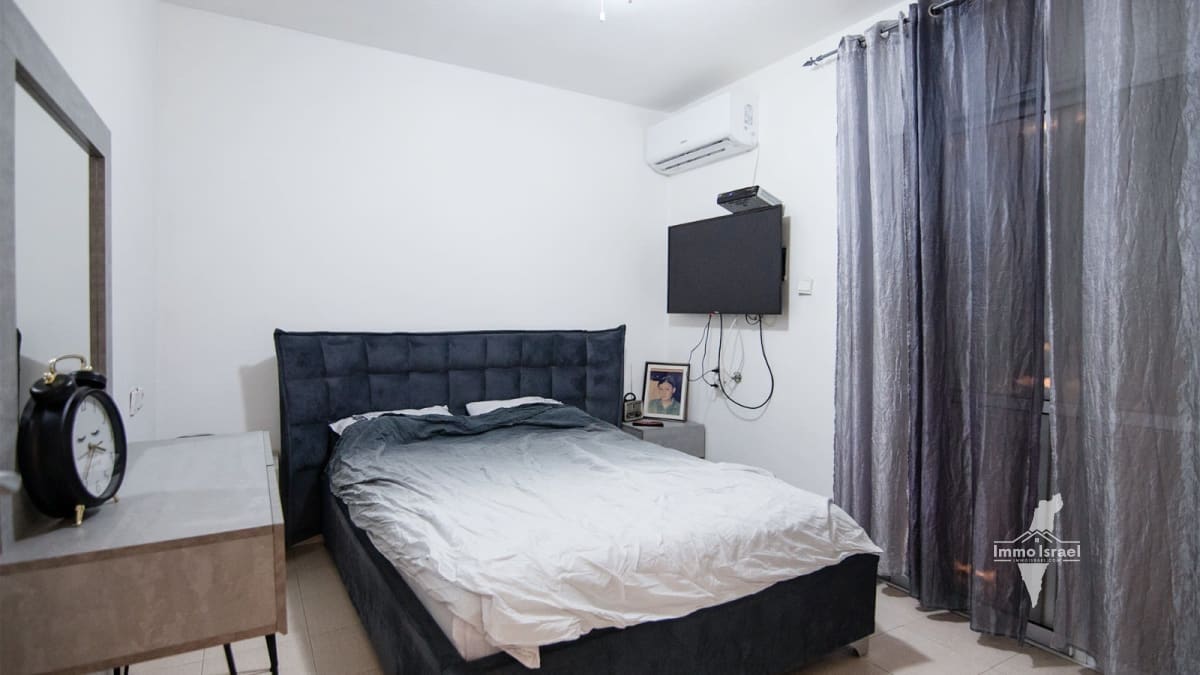 Продается квартира с 3 комнатами в Неве Зеев, Беэр Шева