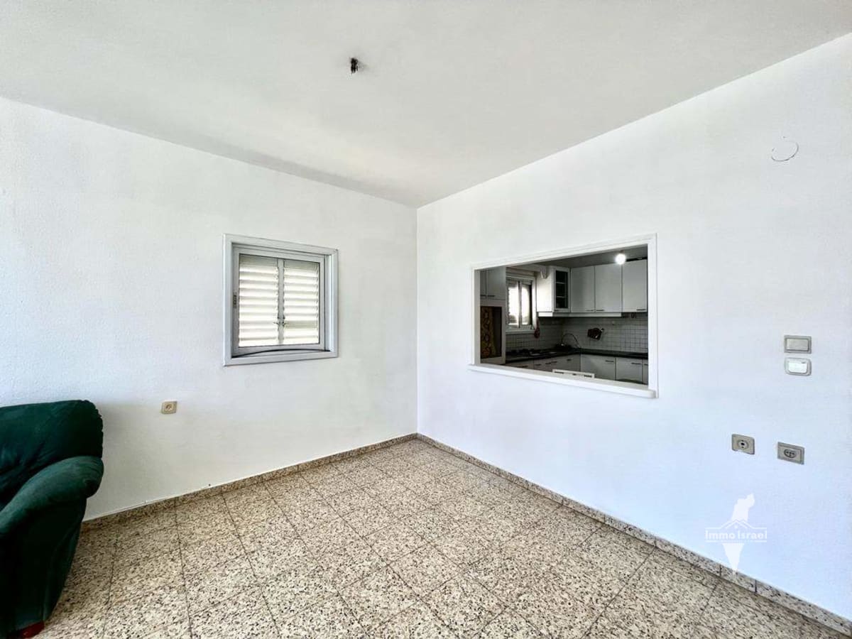 Spacious 4-Room Apartment on Halperin Street, Netanya