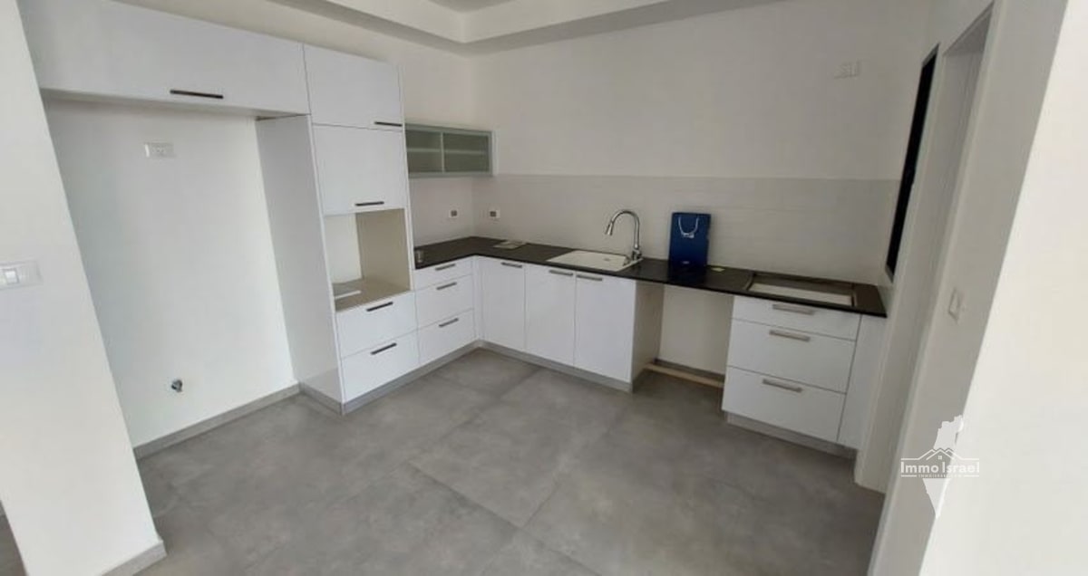 4-Room Apartment for Rent on Arvei Nahal Street, Givatayim