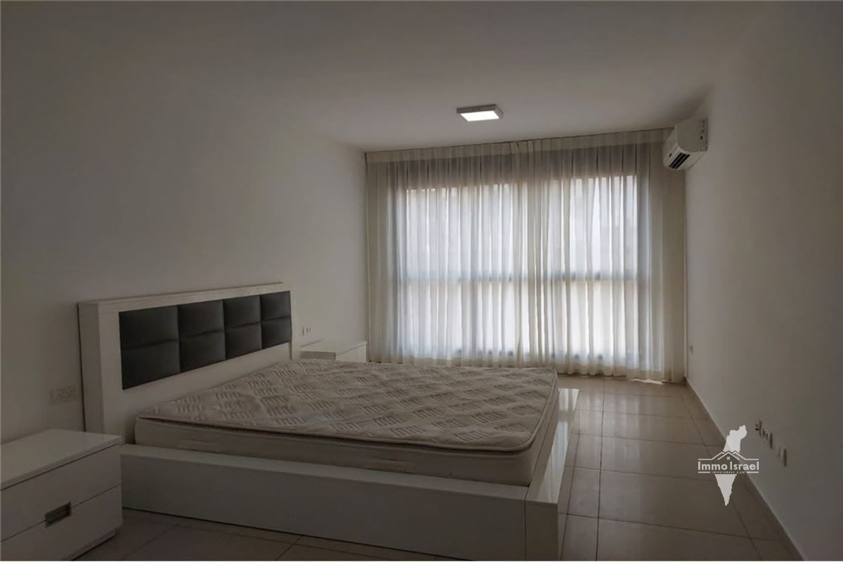 5-Room Apartment for Sale on Khevron Street 12, Tel Aviv