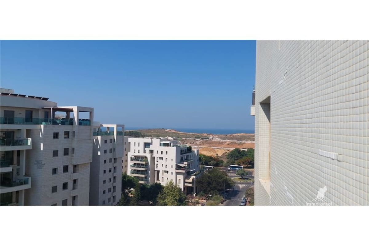 5.5-Room Apartment for Rent on Uri Tsvi Grinberg Street, Tel Aviv