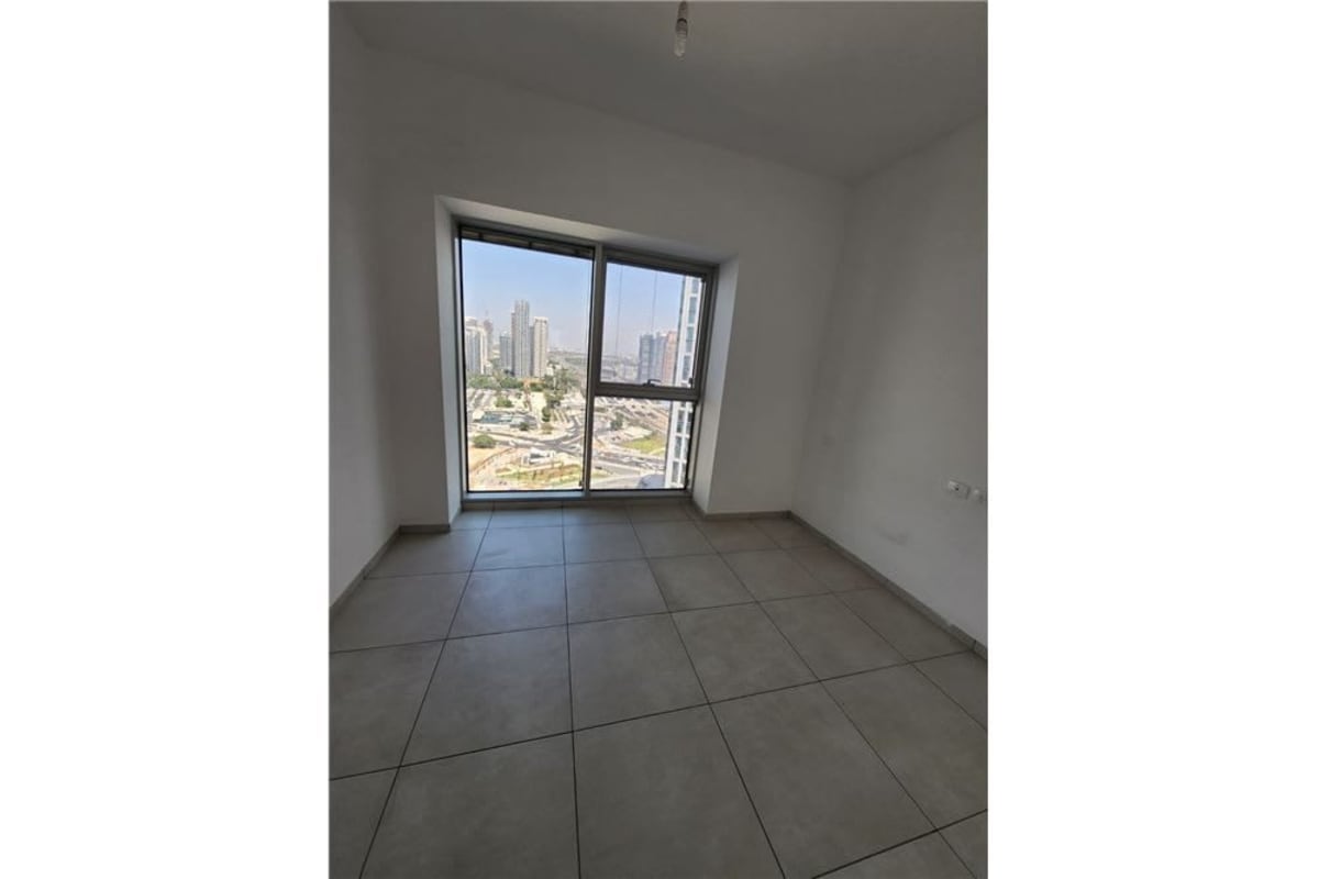 3-Room Apartment for Rent on Derech Menachem Begin 146, Tel Aviv