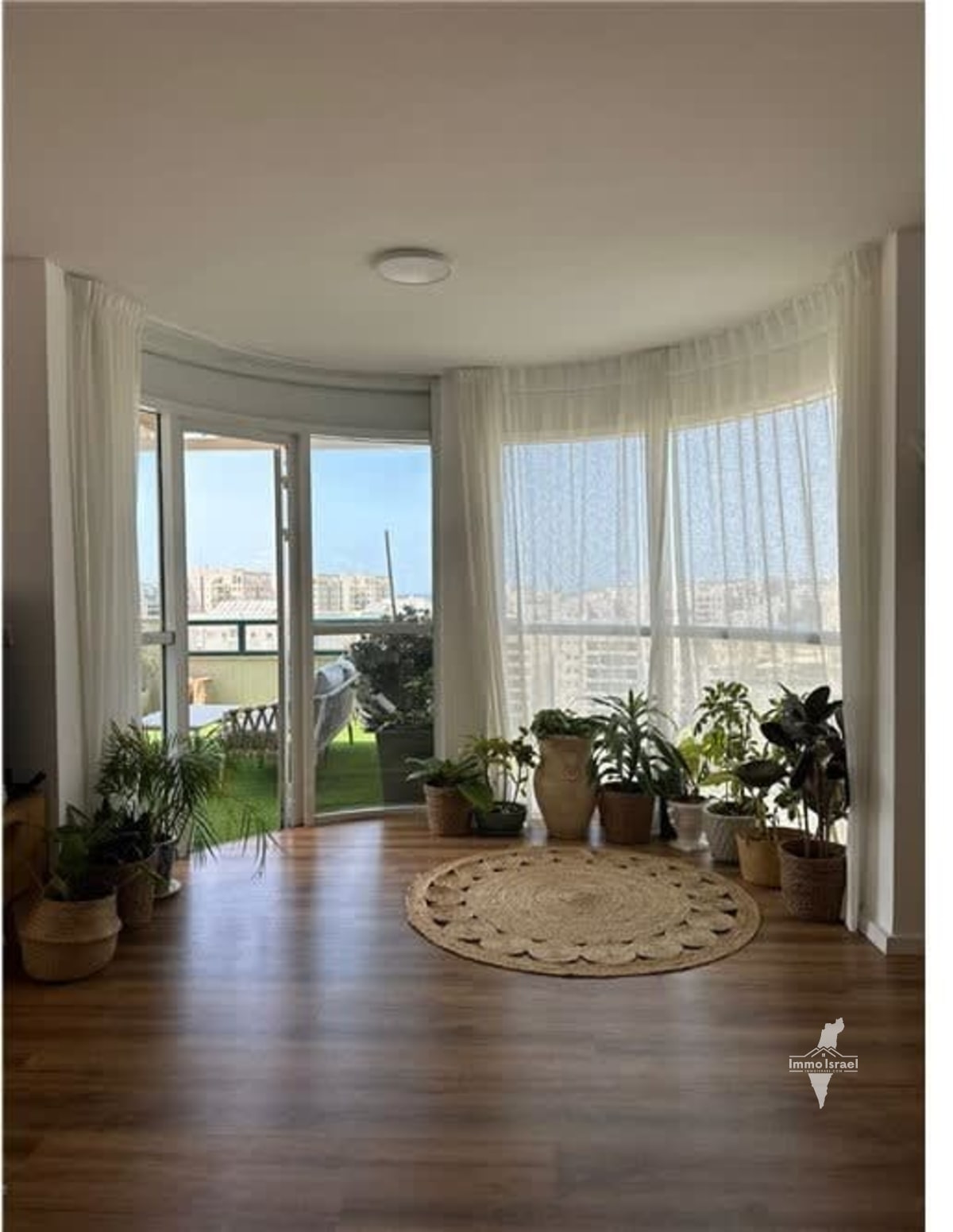 4.5-Room Mini Penthouse for Rent on Avigdor Steimatski Street 8, Tel Aviv