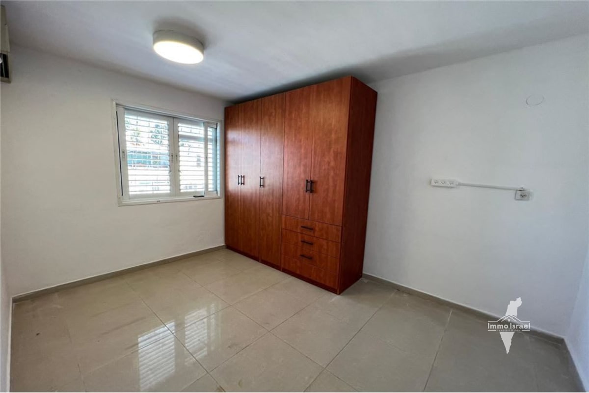 4-Room Apartment for Rent on Negba Street 28, Tel Aviv