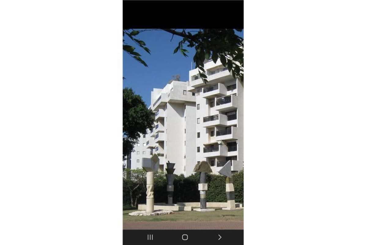 5-Room Apartment for Sale on Uri Tsvi Grinberg Street, Tel Aviv