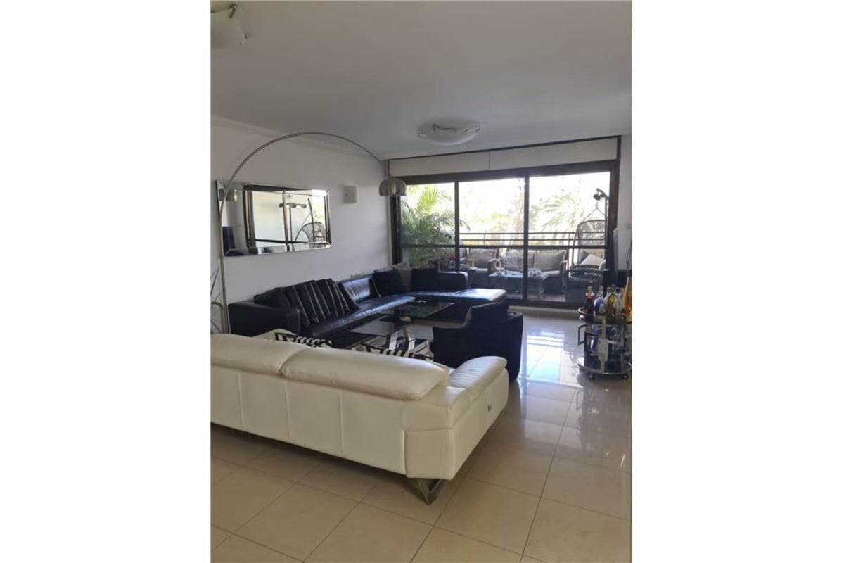 5-Room Apartment for Sale on Uri Tsvi Grinberg Street, Tel Aviv