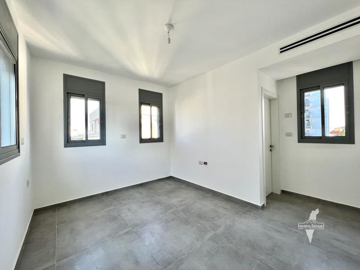 5-Room Apartment on Golomb Street, Netanya