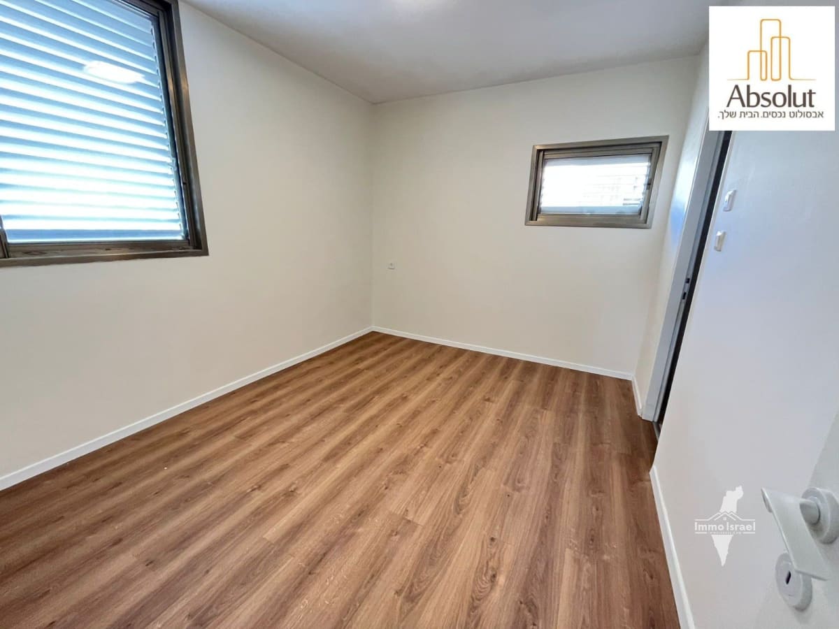 4.5-Room Apartment on Beit Tsuri Street 14, Ramat Aviv Gimel, Tel Aviv