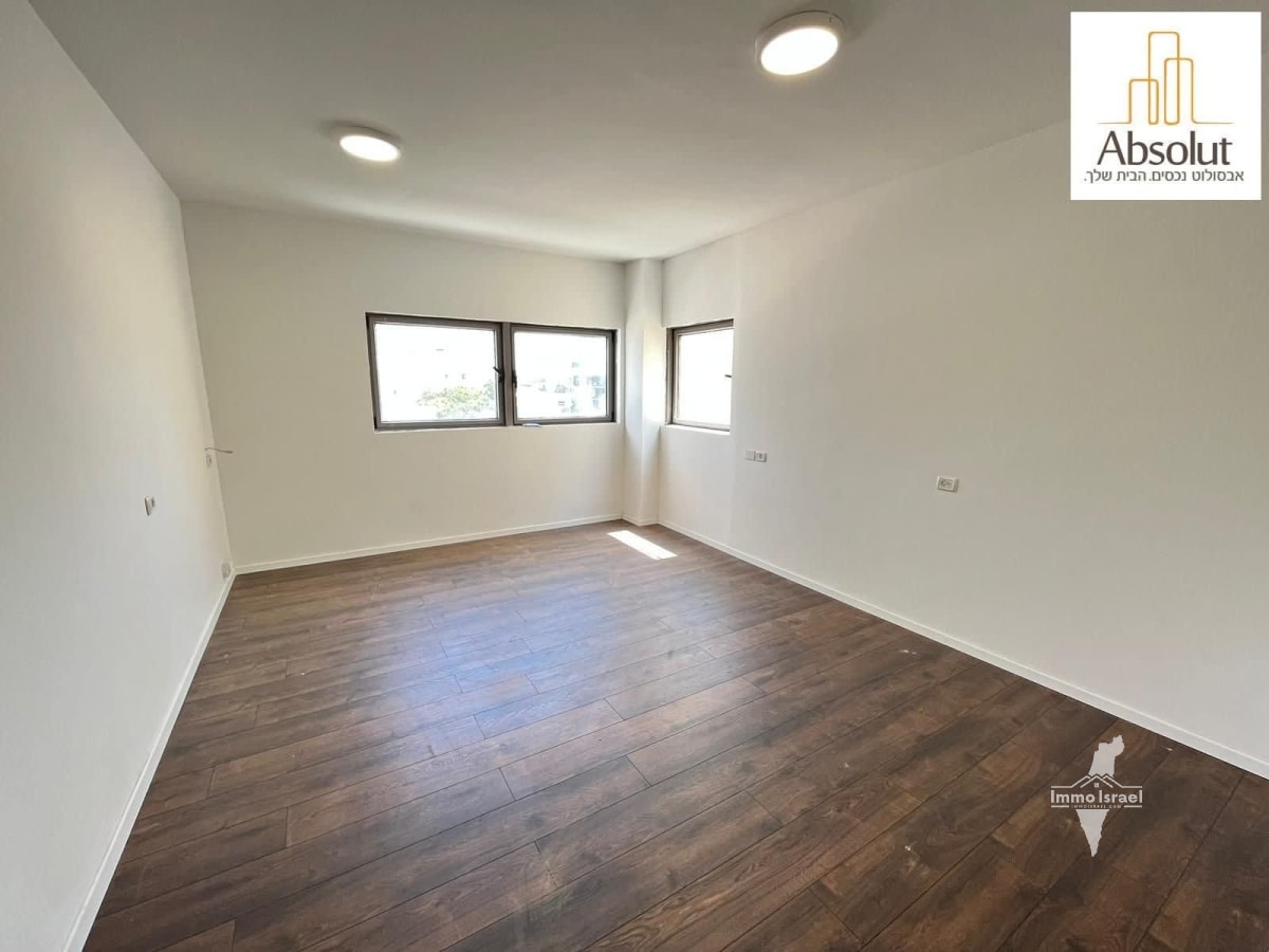 3-Room Roof Duplex for Sale on HaYarkon Street, Tel Aviv