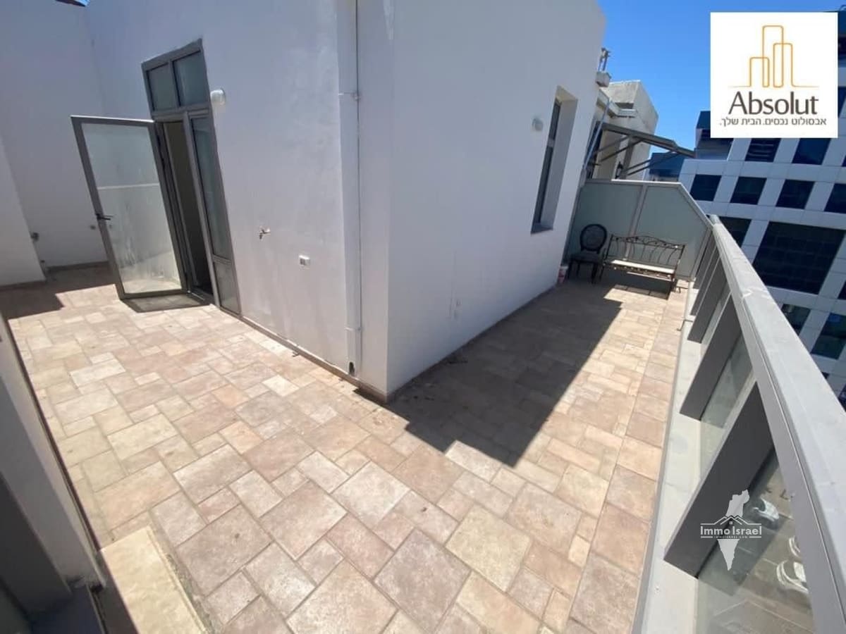 3-Room Roof Duplex for Sale on HaYarkon Street, Tel Aviv