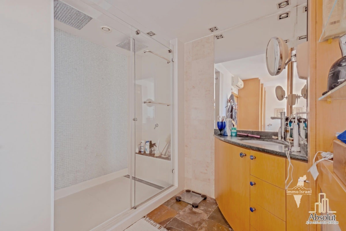 5-Room Roof Duplex for Sale on Burla Street, Tel Aviv