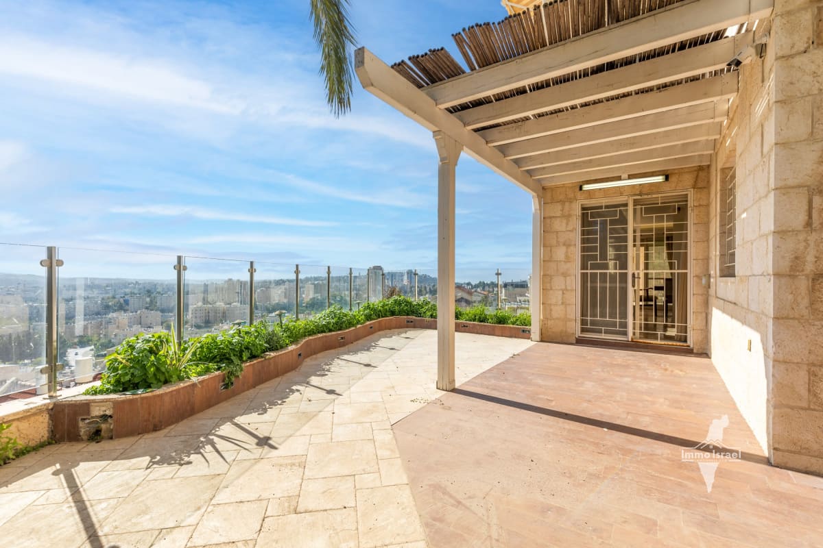 Rez de jardin spacieux avec vue panoramique dans le quartier Bayit VeGan, Jérusalem