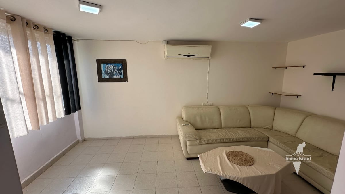 3-Room Apartment on the Second Floor, Hey Neighborhood, Be'er Sheva