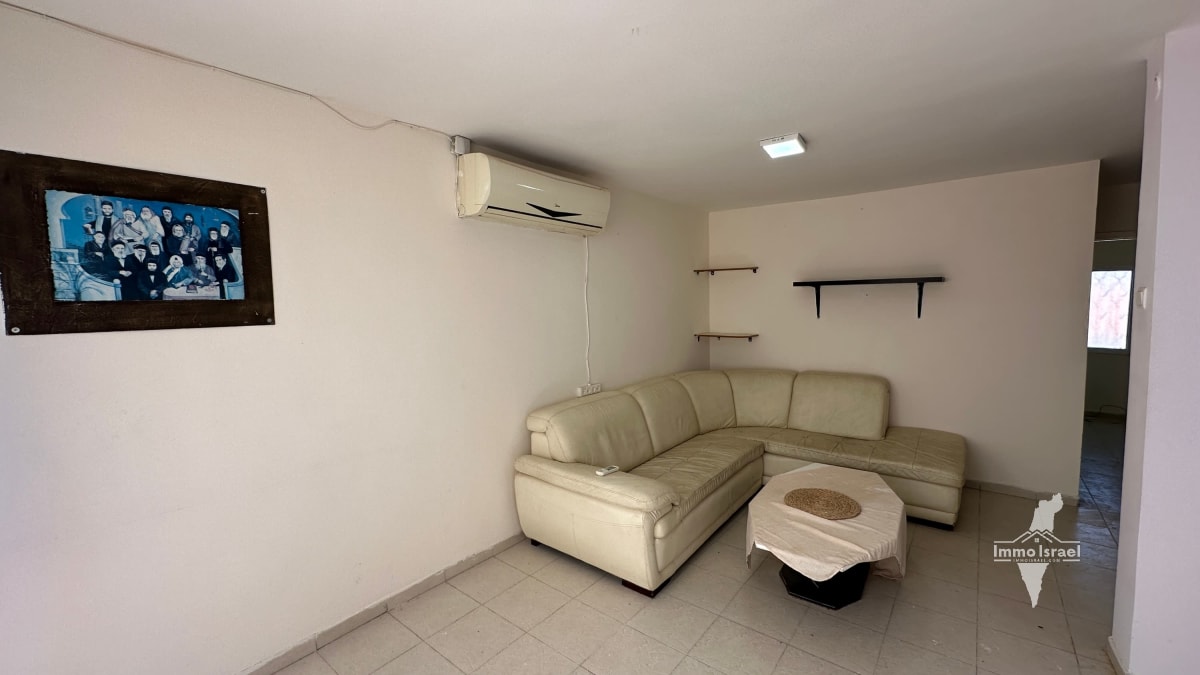 3-Room Apartment on the Second Floor, Hey Neighborhood, Be'er Sheva