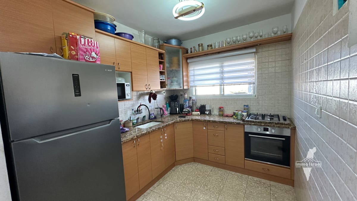 4-Room Apartment for Sale in a Building with Elevator, Hen Street, Be'er Sheva