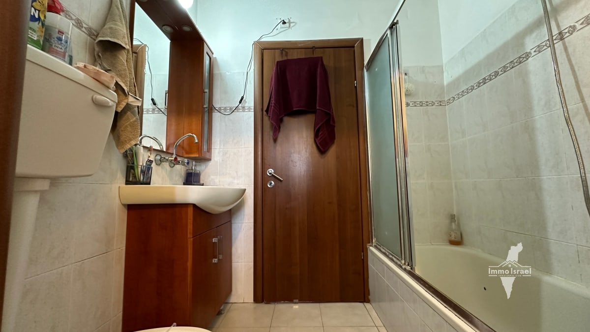4-Room Apartment for Sale in a Building with Elevator, Hen Street, Be'er Sheva