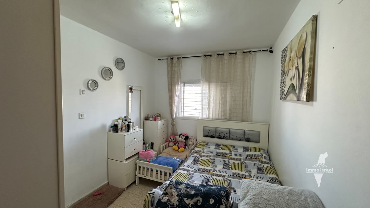 4-Room Apartment for Sale in a Building with Elevator, Hen Street, Be'er Sheva