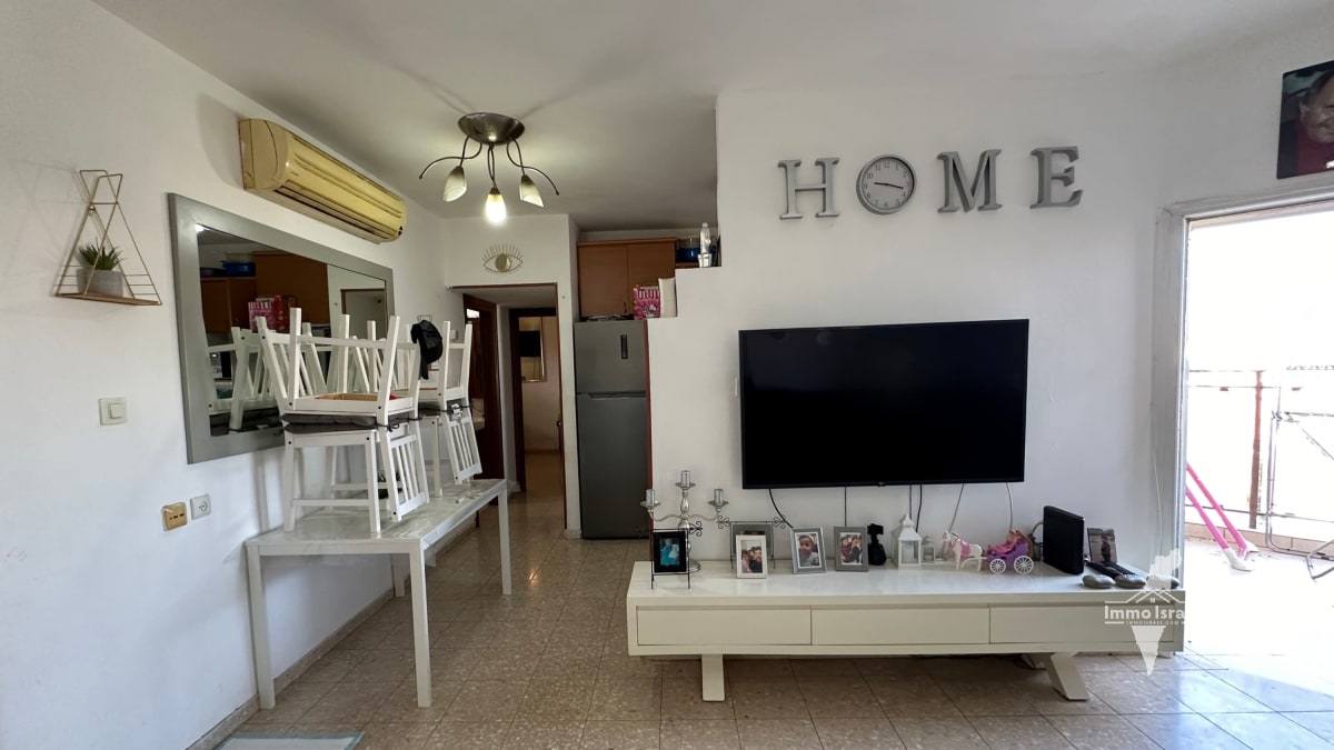 4-Room Apartment for Sale in a Building with Elevator, Hen Street, Be'er Sheva