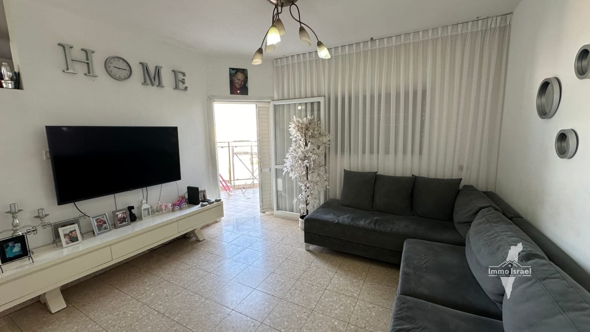 4-Room Apartment for Sale in a Building with Elevator, Hen Street, Be'er Sheva