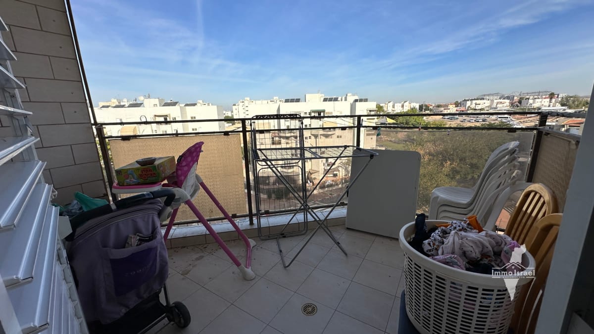 4-Room Apartment for Sale in a Building with Elevator, Hen Street, Be'er Sheva