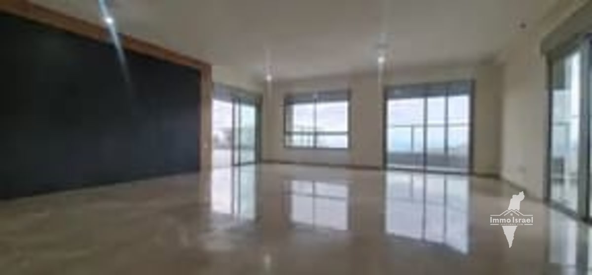 5-Room Penthouse for Sale on Alexander Yannai Street, Karmeliya, Haifa