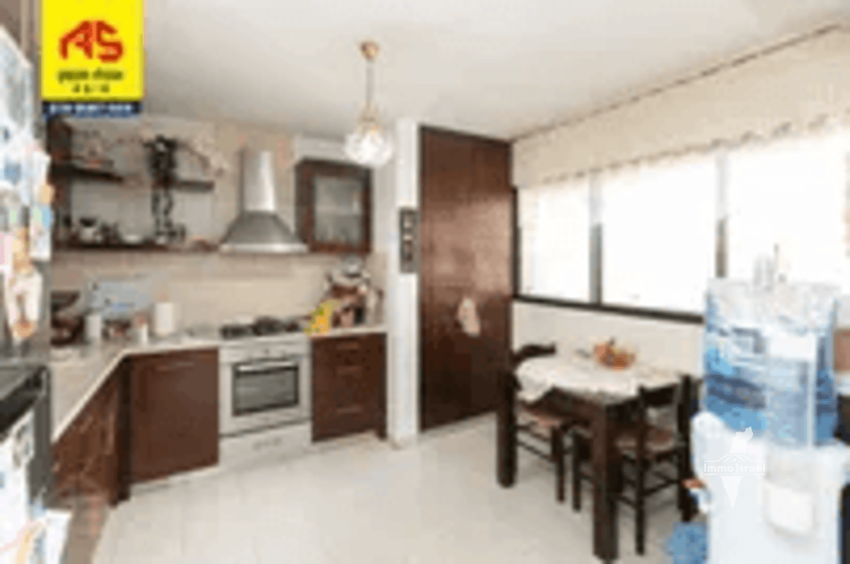 4-Room Apartment in Kiryat Sprinzak Neighborhood, Haifa