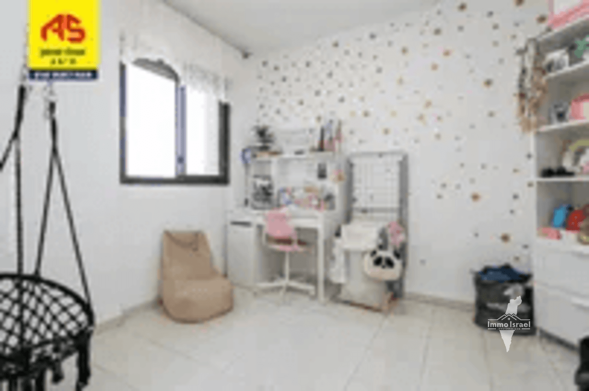 4-Room Apartment in Kiryat Sprinzak Neighborhood, Haifa