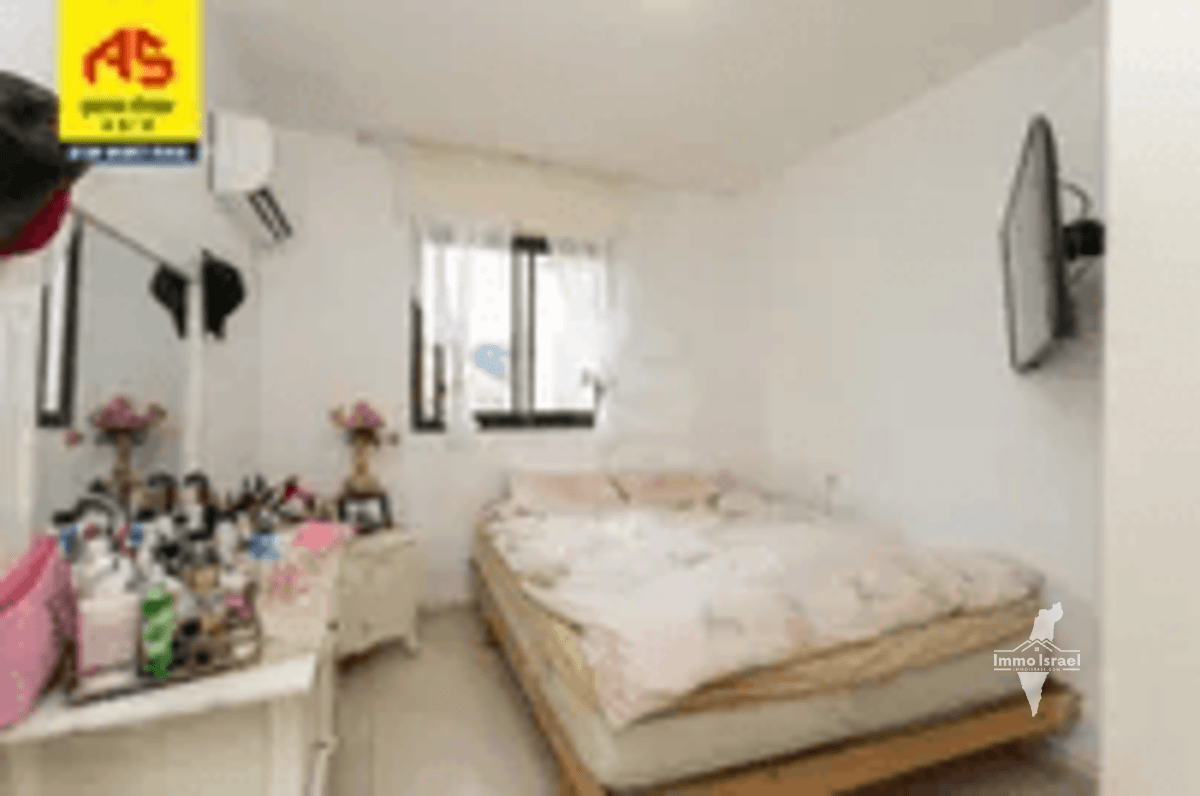 4-Room Apartment in Kiryat Sprinzak Neighborhood, Haifa