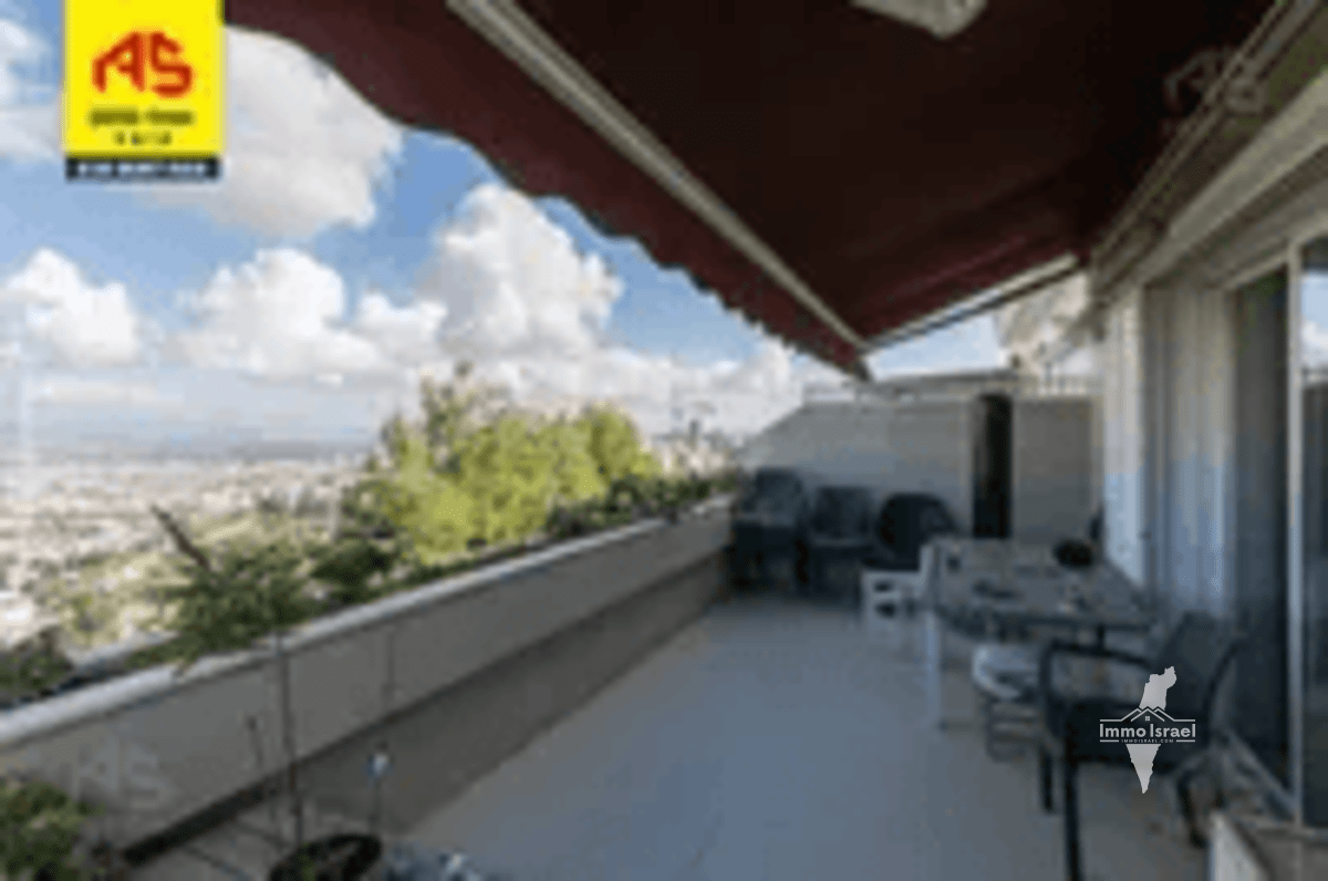 4.5-Room Penthouse for Sale on Tsiv'oni Street, Haifa