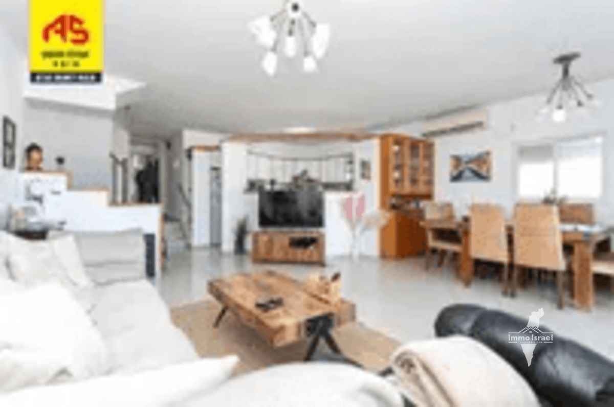 4.5-Room Penthouse for Sale on Tsiv'oni Street, Haifa