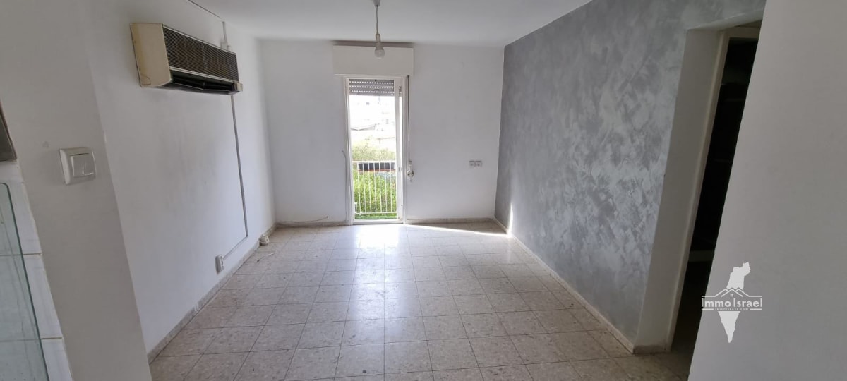 Partially Renovated 3-Room Apartment for Sale on Uziya HaMelech Street, Be'er Sheva