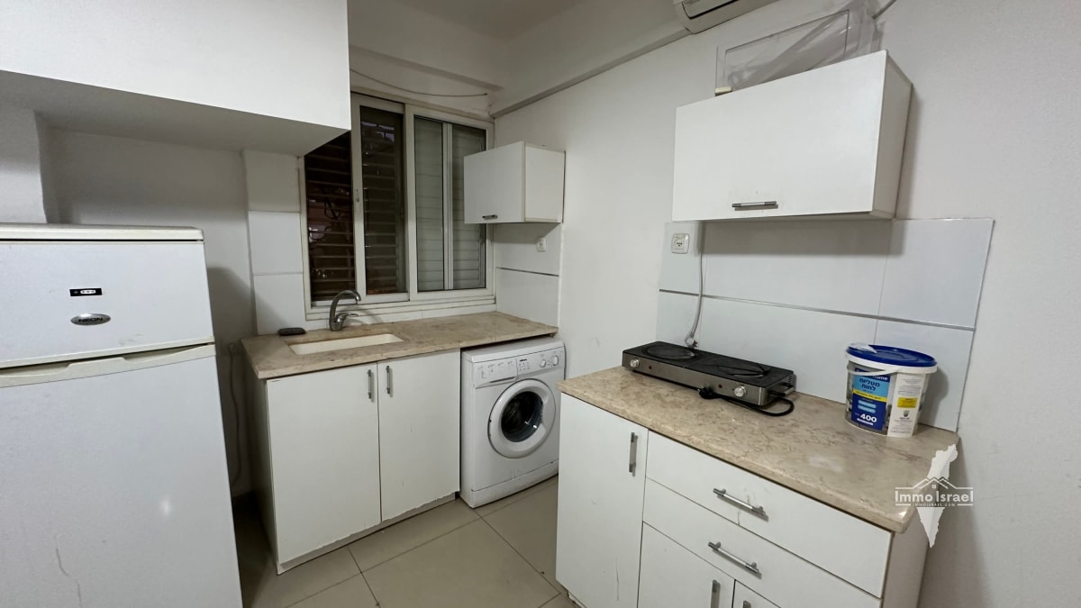 Divided 3-Room Apartment for Sale next to Kyriat HaMemshala and the Central Station, Be'er Sheva