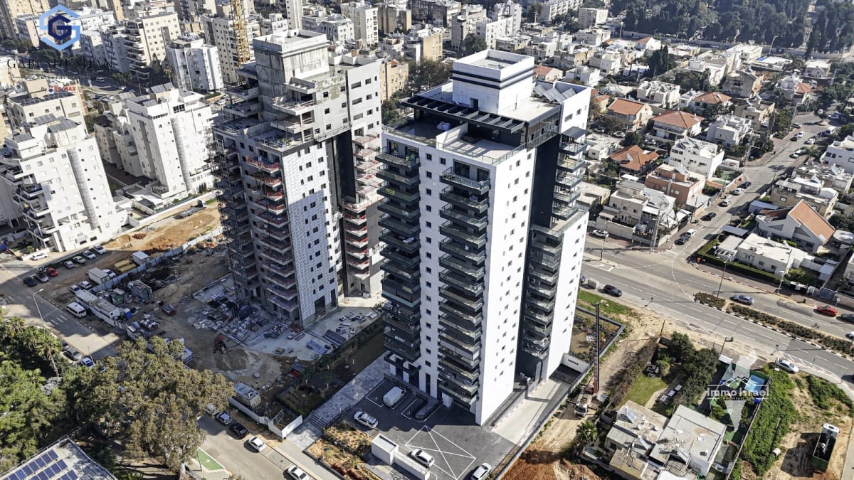 5-Room Penthouse with a Dream View for Sale at 9 Isaac Remba Street, Netanya