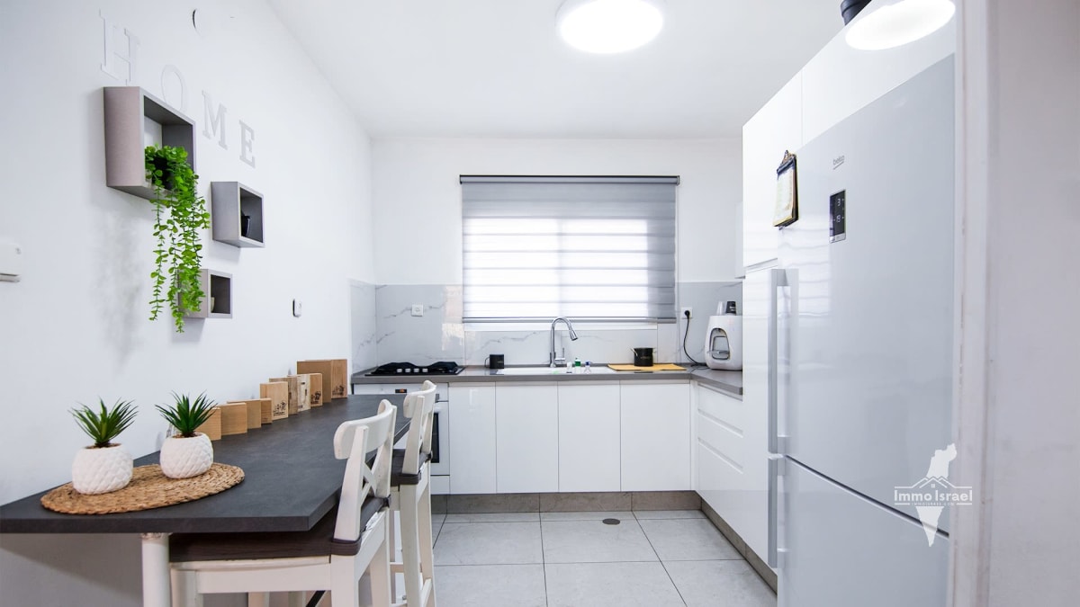 4-Room Apartment for Sale on 22 Hen Street, Be'er Sheva