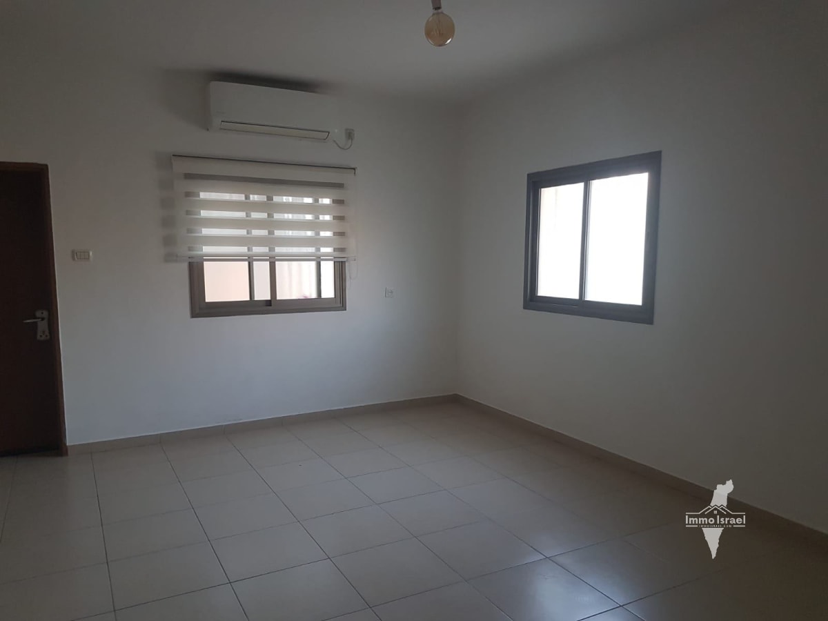 3-Room Residential Unit for Rent on Pri Megadim Street, Ofakim