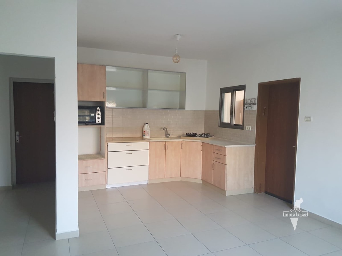 3-Room Residential Unit for Rent on Pri Megadim Street, Ofakim