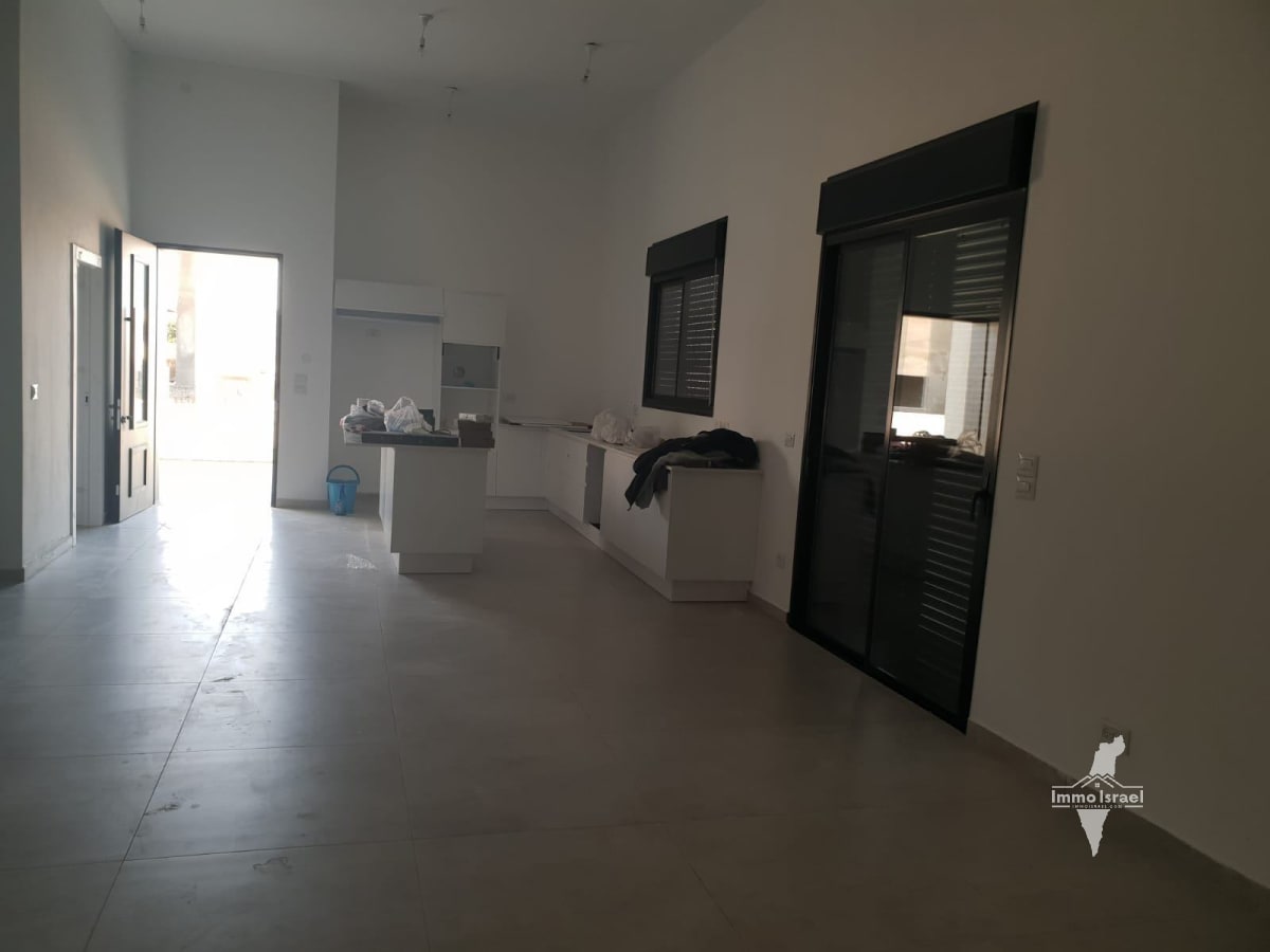 5-Room Villa for Rent in HaPark Neighborhood, Ofakim