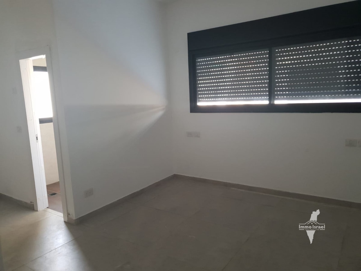 5-Room Villa for Rent in HaPark Neighborhood, Ofakim