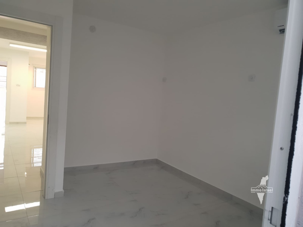 2-Room Residential Unit for Rent on Giborei Yisrael Street, Ofakim