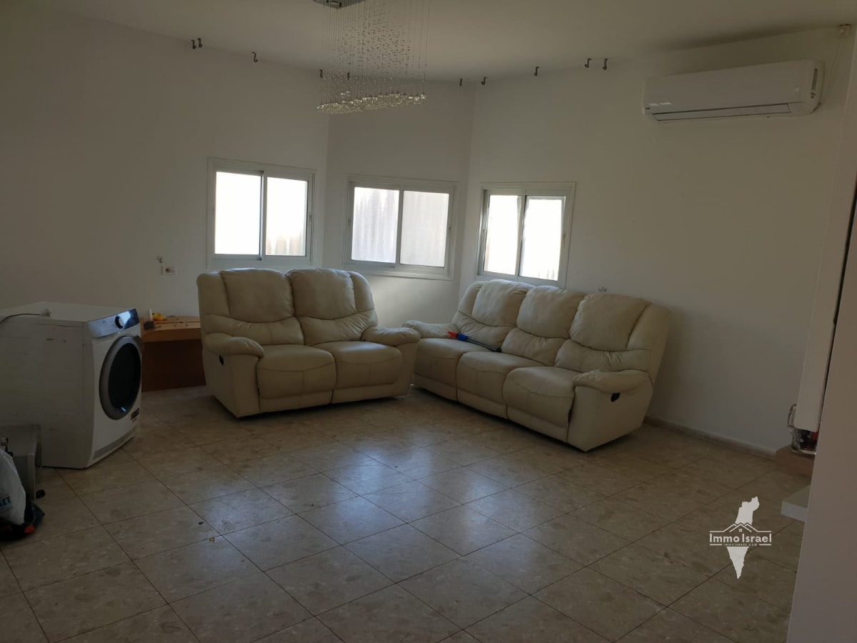 5-Room Ground Floor House for Rent in Shapira Neighborhood, Ofakim