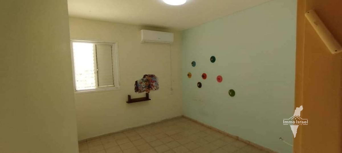 3-Room Garden Apartment on Pri Megadim Street, Ofakim