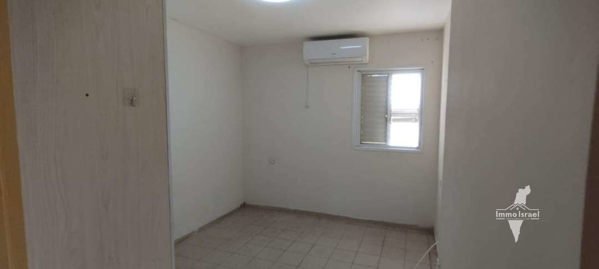 3-Room Garden Apartment on Pri Megadim Street, Ofakim