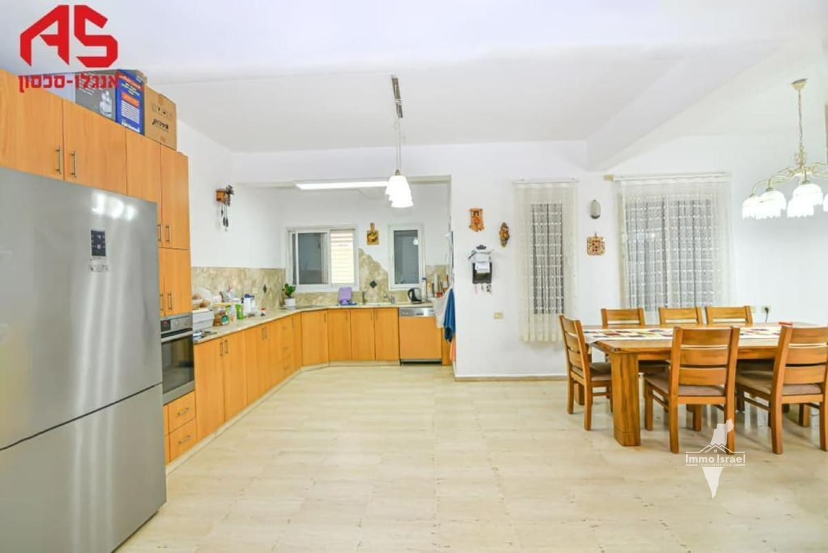 9-Room House for Sale at 26 Levi Eshkol Street, Hadera