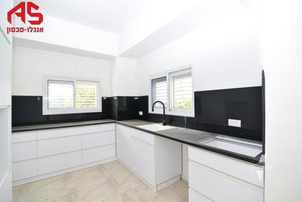 9-Room House for Sale at 26 Levi Eshkol Street, Hadera