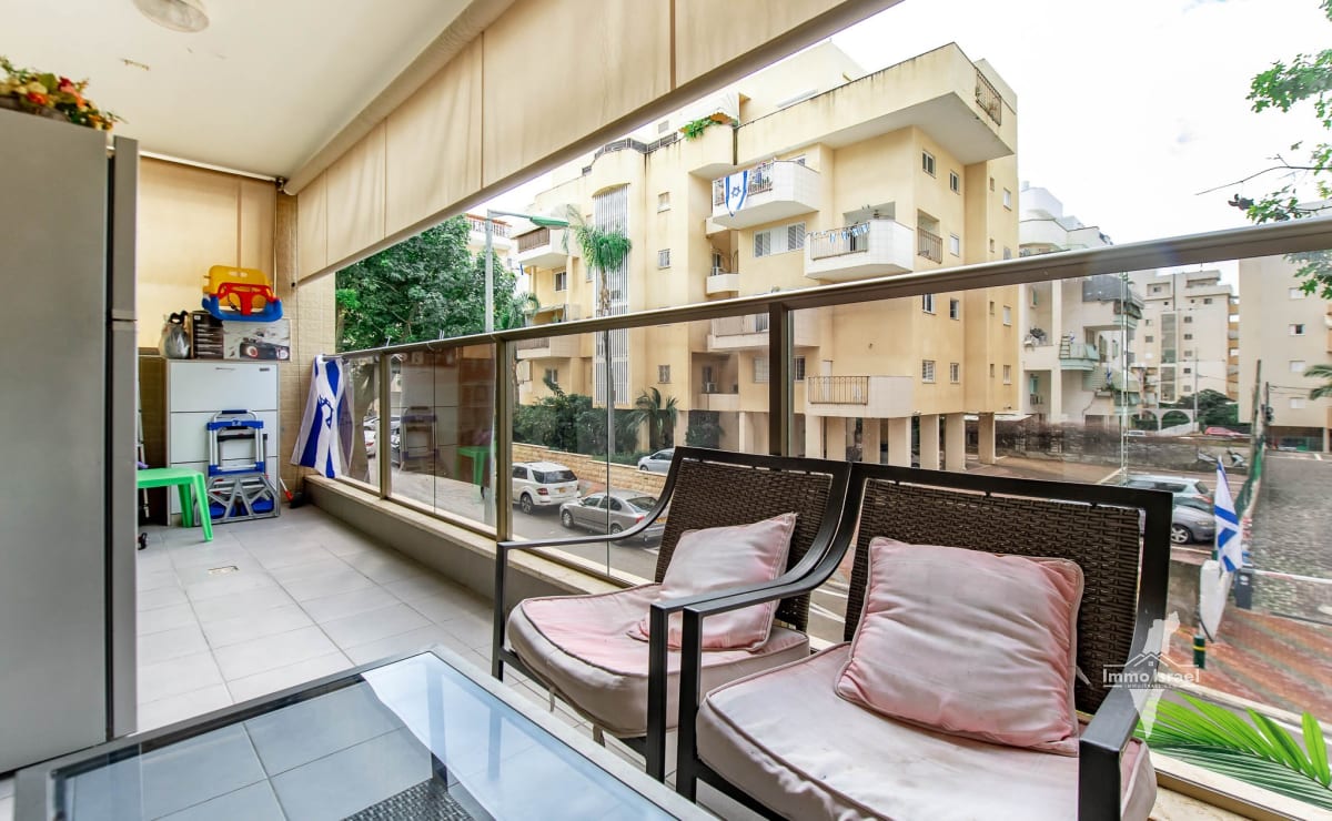 דירת 4 חדרים למכירה ברחוב האר"י הקדוש, פתח תקווה