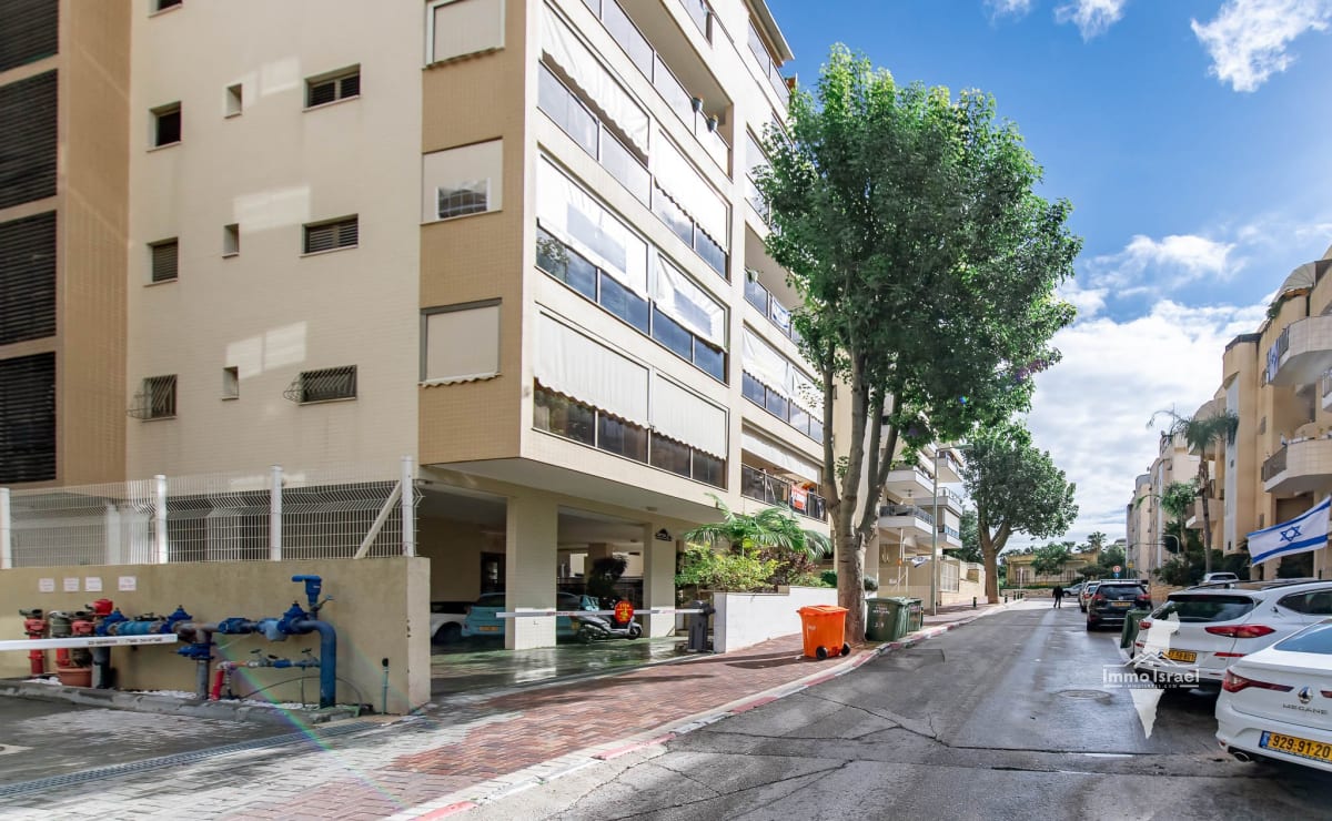 דירת 4 חדרים למכירה ברחוב האר"י הקדוש, פתח תקווה