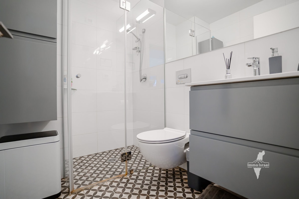 2-Room Apartment for Sale in a Historically Preserved Building at 21 Gruzenberg Street, Tel Aviv-Yafo