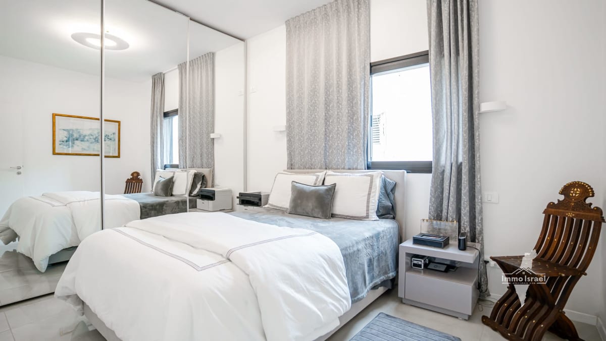 2-Room Apartment for Sale in a Historically Preserved Building at 21 Gruzenberg Street, Tel Aviv-Yafo