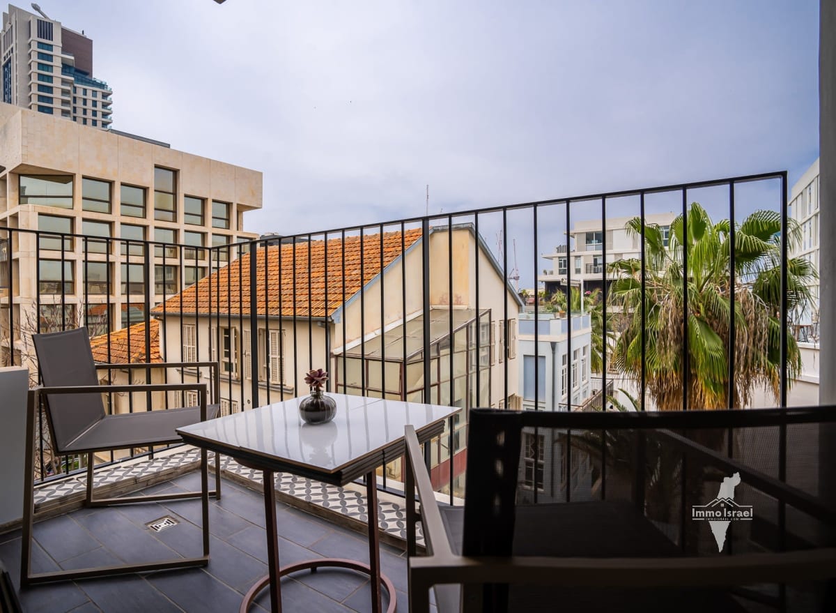 2-Room Apartment for Sale in a Historically Preserved Building at 21 Gruzenberg Street, Tel Aviv-Yafo